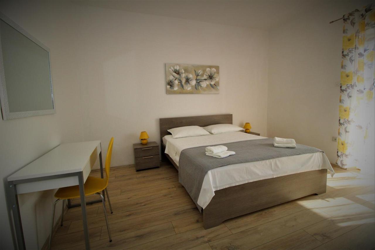 Apartments And Rooms With Parking Space Pag - 13060 Pag Town Kültér fotó